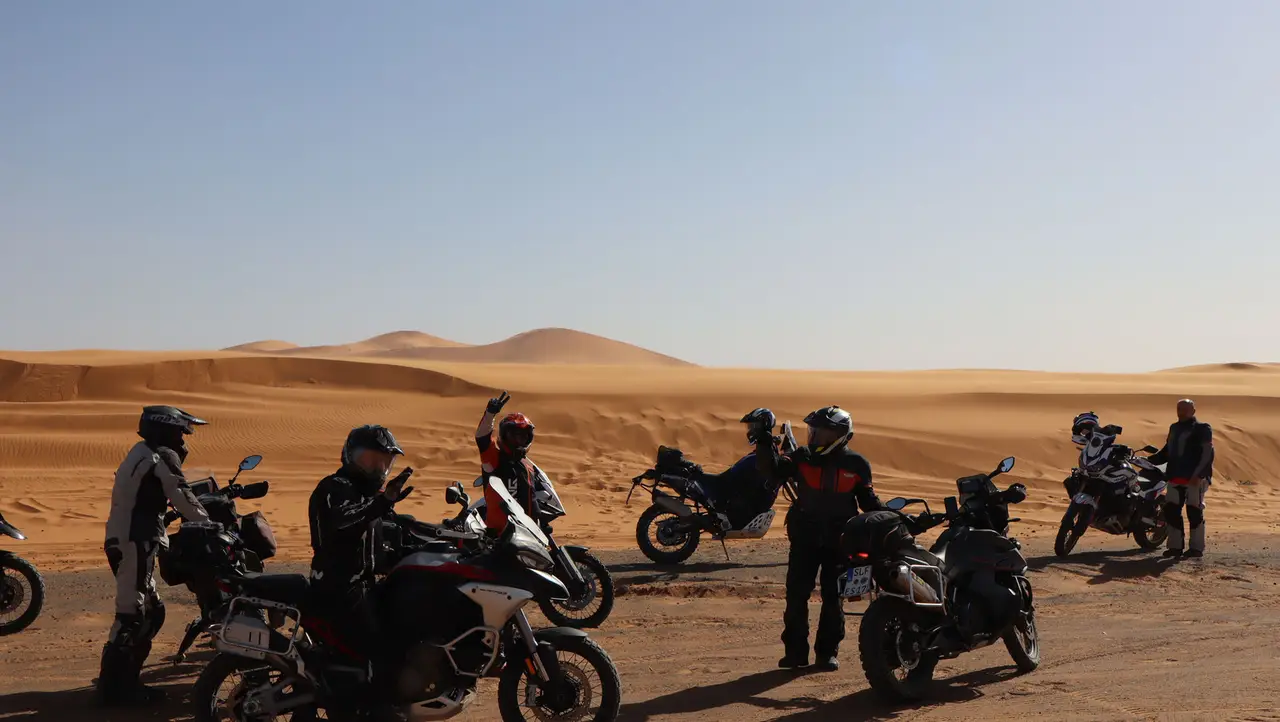 Motorradgruppe rastet in der Sahara-Wüste, Marokko
